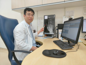 曾能祥醫師建議早期骨鬆篩檢早期治療，才能有效預防骨折的發生。