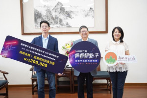 邁特捐贈獎金，由副總經理戴憶帆（左代表出席，新竹縣長楊文科（中）宣布活動開跑。