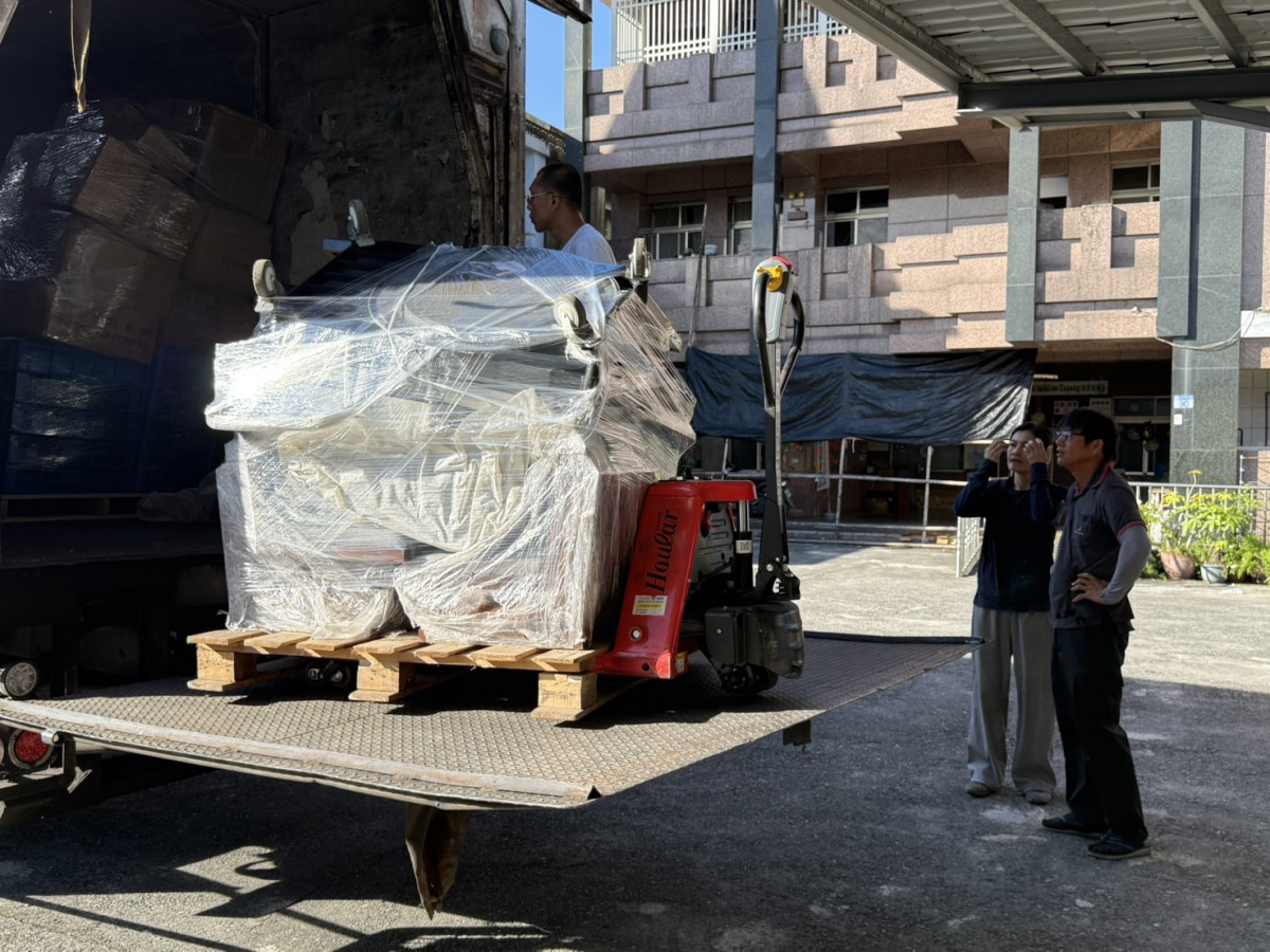 大型廚房蒸爐、保溫車、沙發、餐桌及多組桌椅等物資抵達花蓮太巴塱部落。