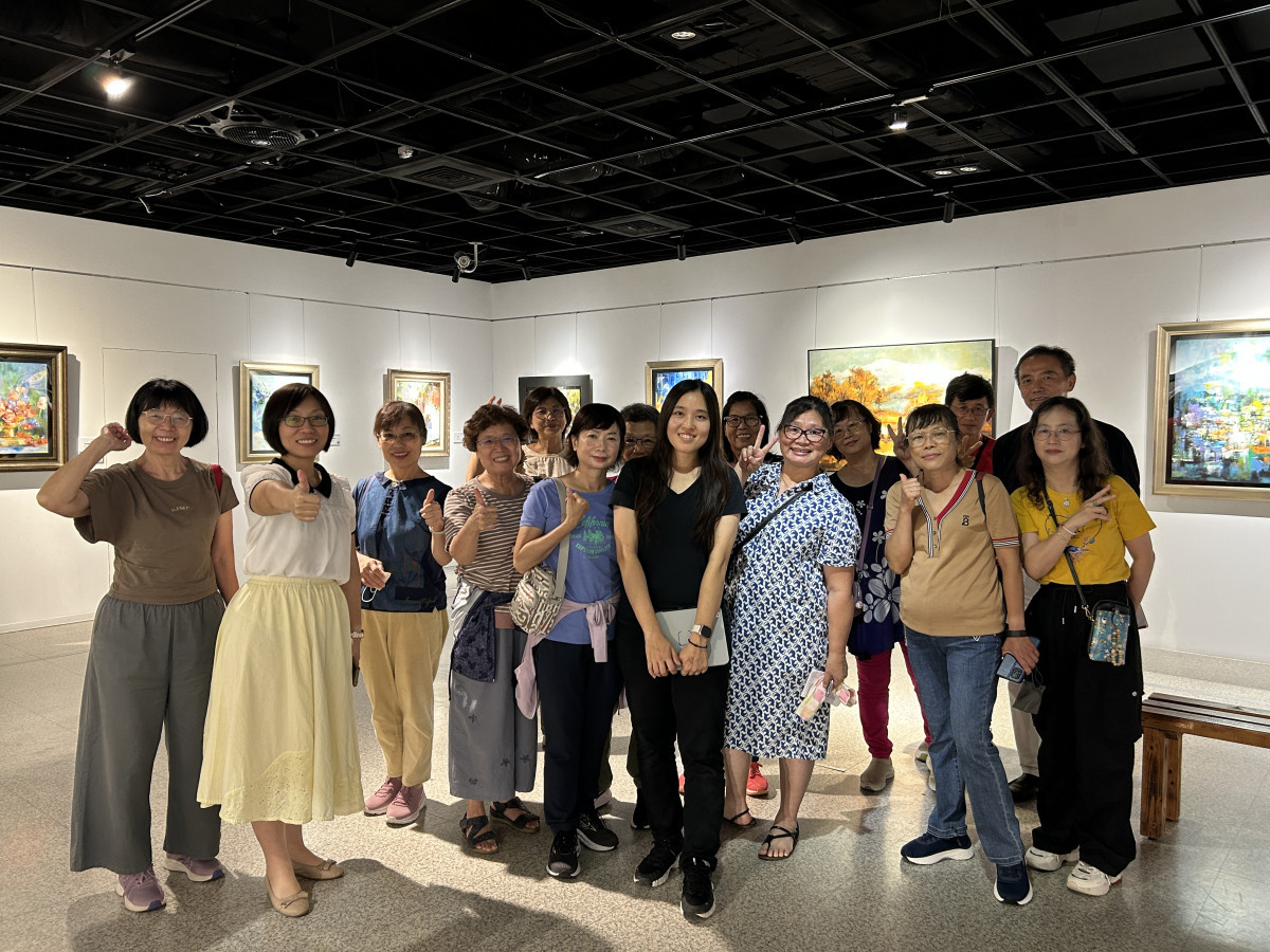 藝術家陳民芳和志工。圖／記者鄧富珍翻攝