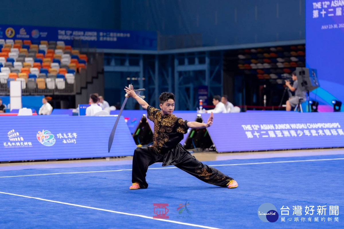 來自平鎮國中的彭淮祈勇奪2025亞洲青少年武術錦標賽少年組刀術銀牌