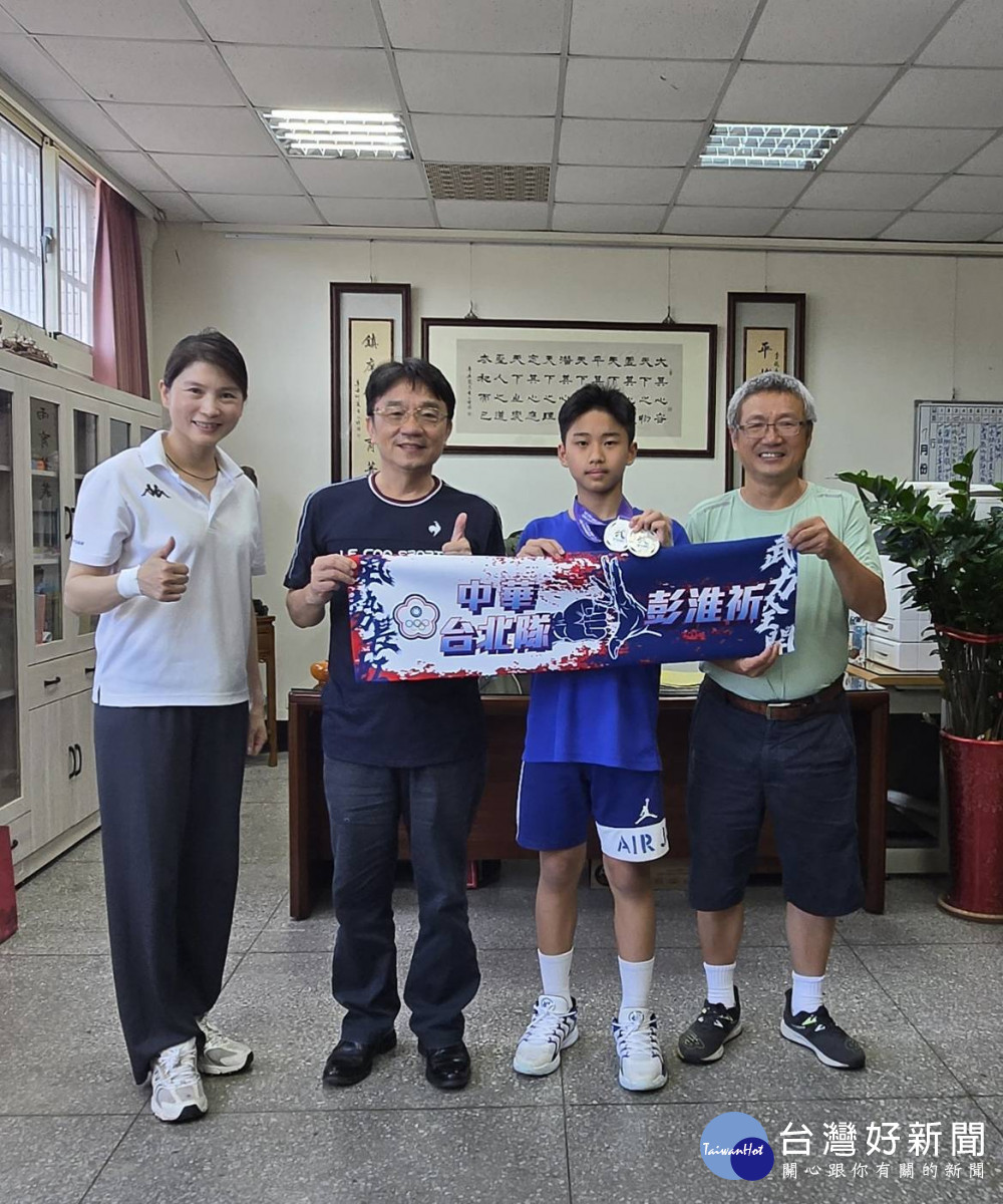亞洲青少年武術錦標賽，由中華民國國武術總會領軍與中華隊裁判員以及國家隊教練選手團隊們，榮獲佳績光榮時刻站上頒獎台合影