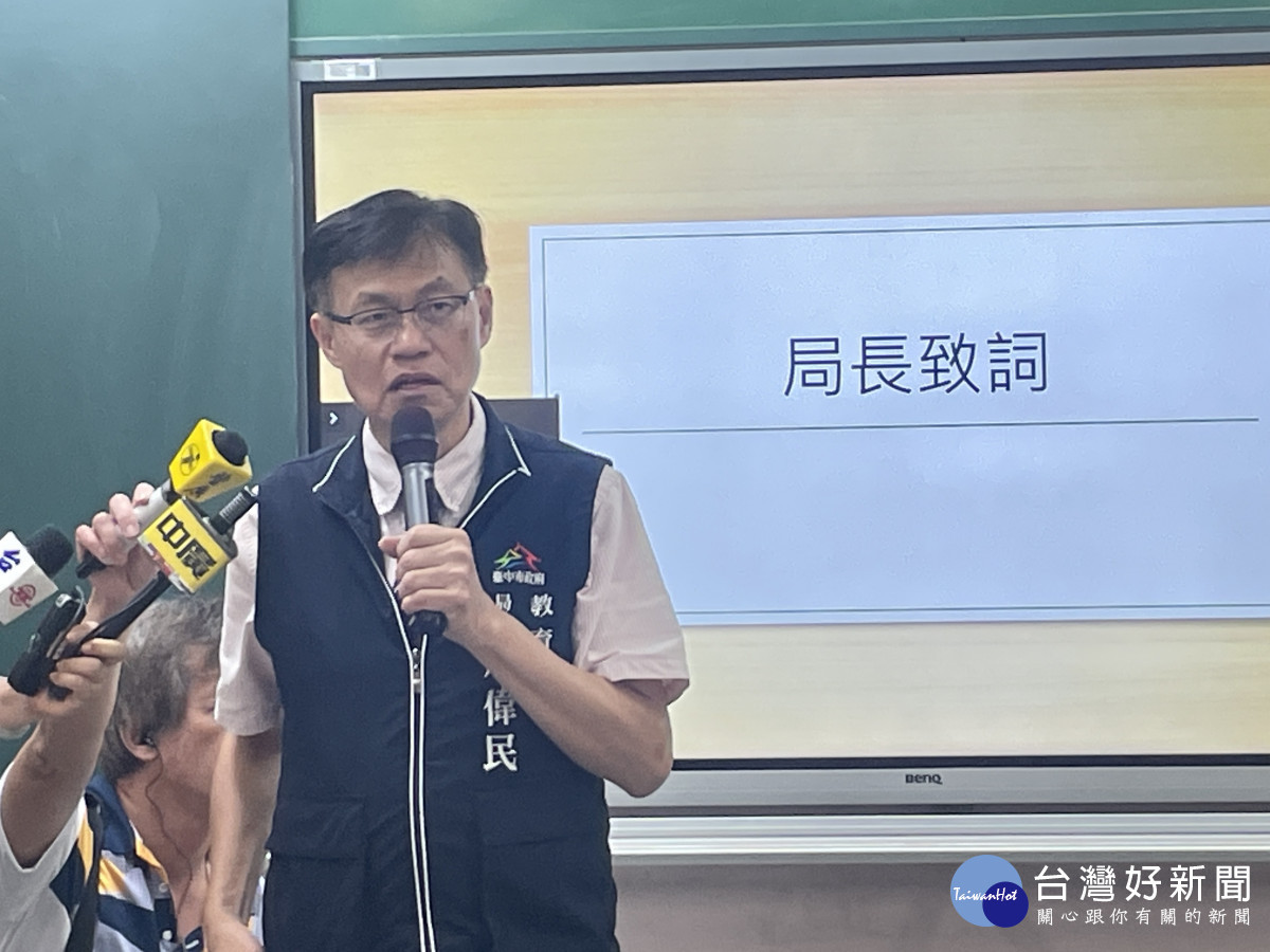 台中市教育局局長蔣偉民說明可調式課桌椅計畫。