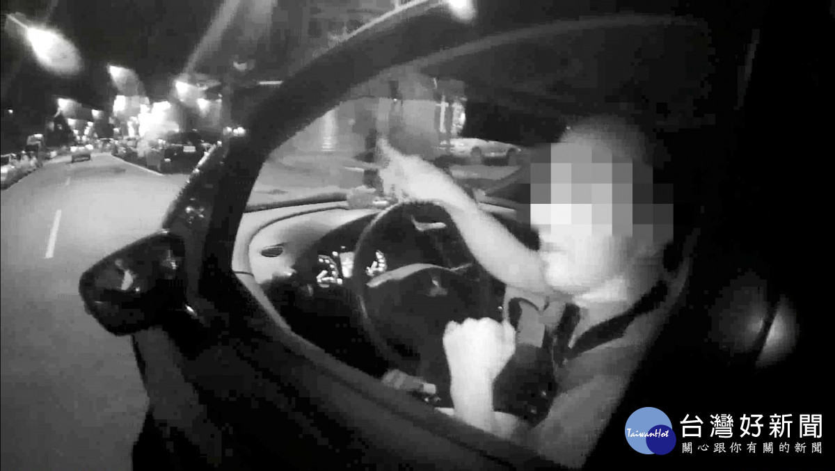 爆胎手機沒電卡路中，中壢警導航指路守護安全。