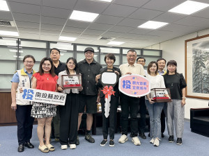 許德龍與子女一同到縣府捐贈復康巴士。（記者扶小萍攝）