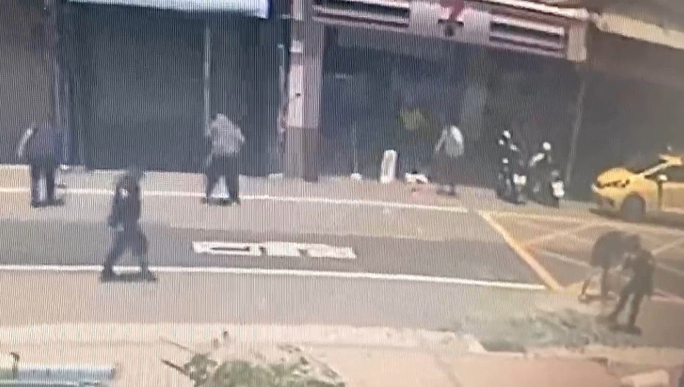 新屋區中山路一處大樓玻璃不敵強風被吹落掉落至道路。