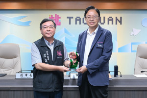 政風處吳處長獻獎。