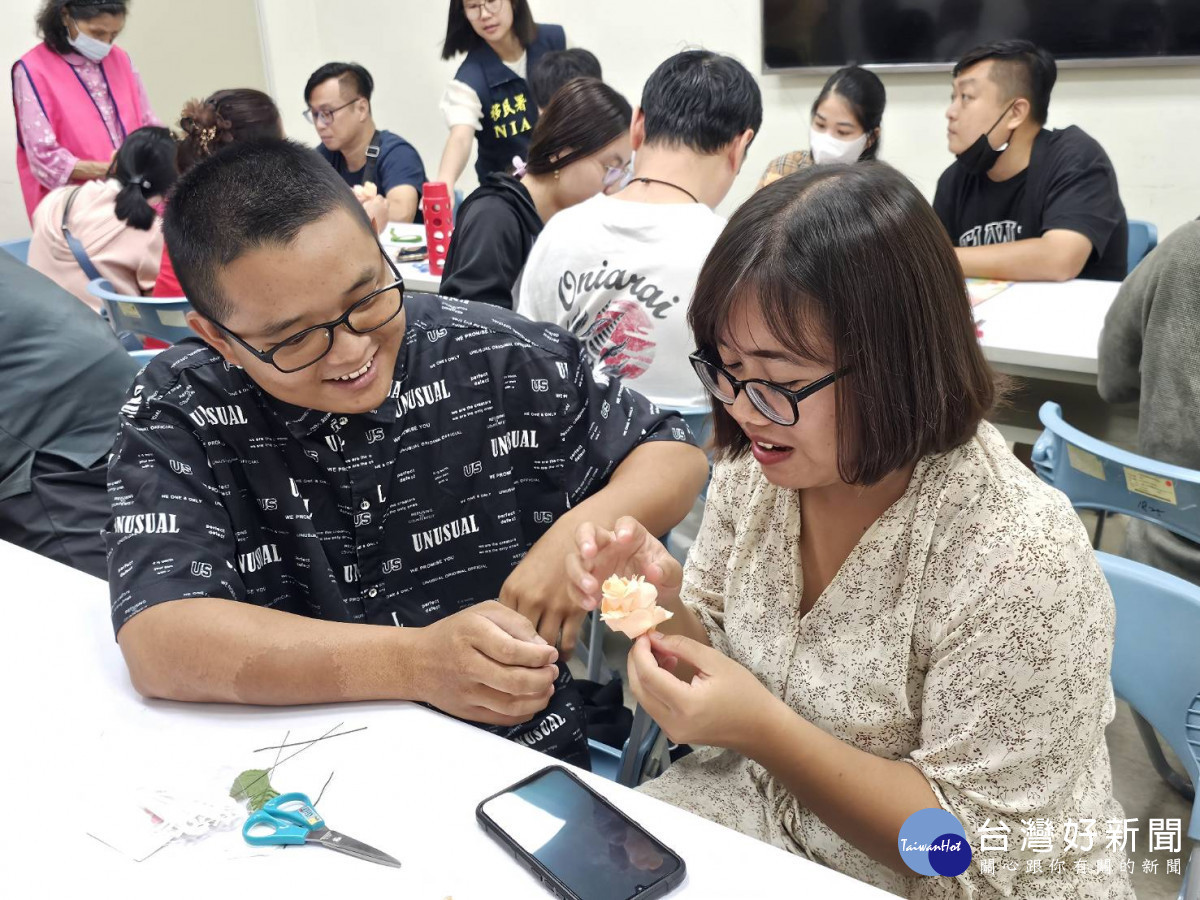 新住民夫妻體驗手作泰國紙花。