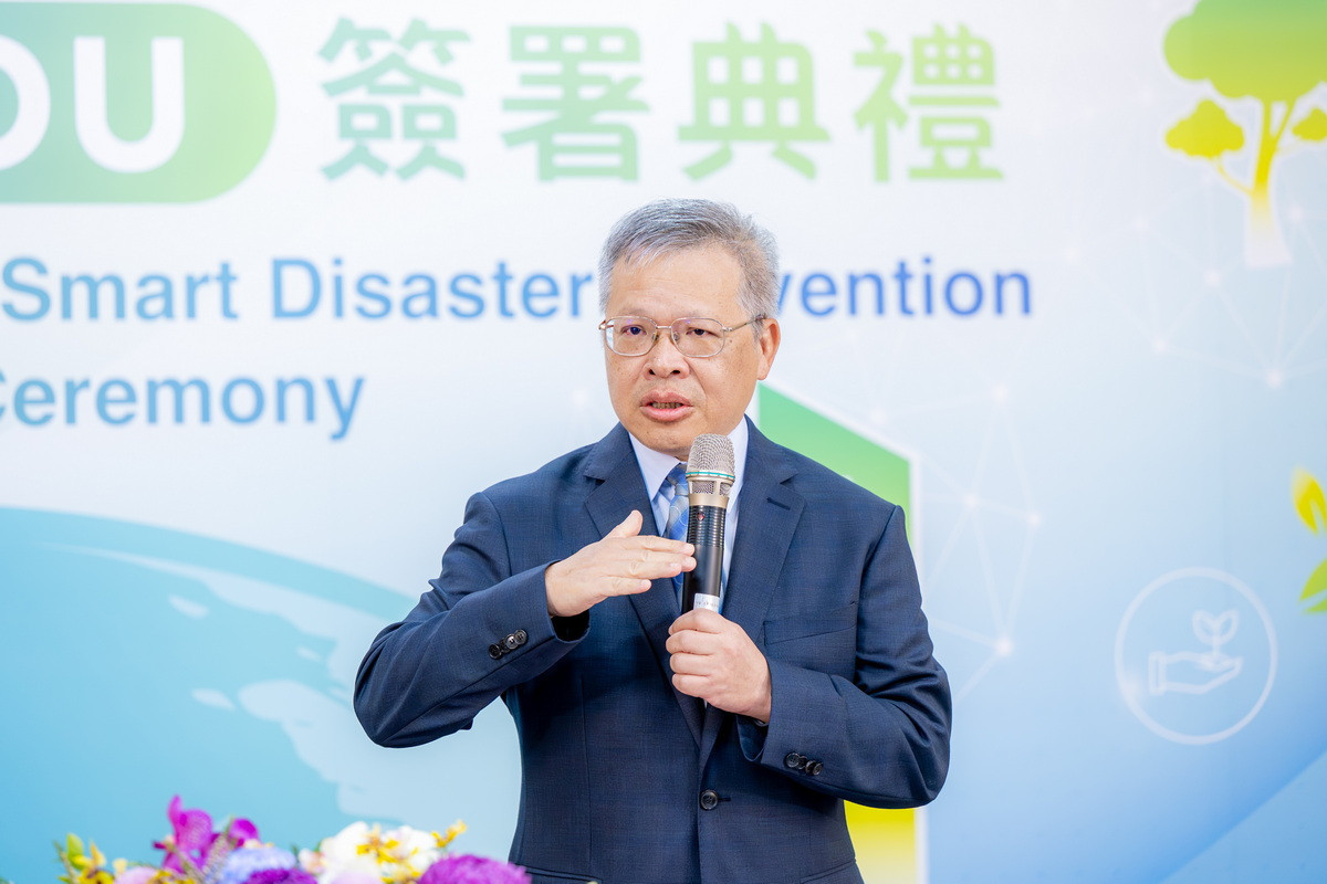 中央大學校長蕭述三於簽署典禮中致詞。