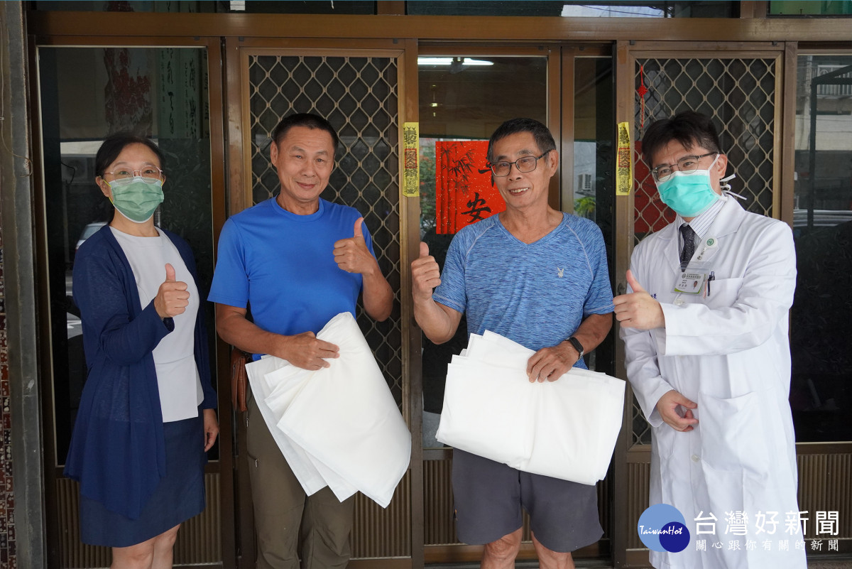 許姓兩兄弟（中）談到之前淹水情況，感謝鹿基致贈「科技沙包」，避免水災造成損失。圖／彰基醫院提供