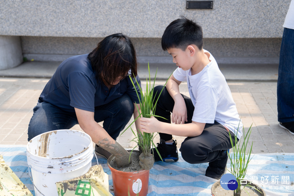 藝術走進課堂        兒美館攜手青埔、青園兩校打開孩子的感官地圖