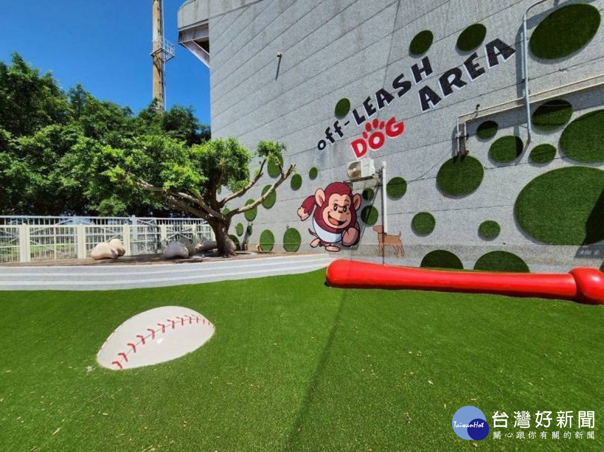 桃園市政府動保處打造全台首創「棒球場寵物樂園」。