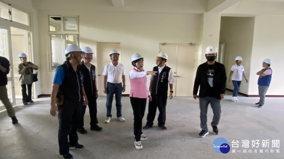 立委楊瓊瓔、台中市議員羅永珍視察神岡區神洲里市民活動中心興建工程進度。