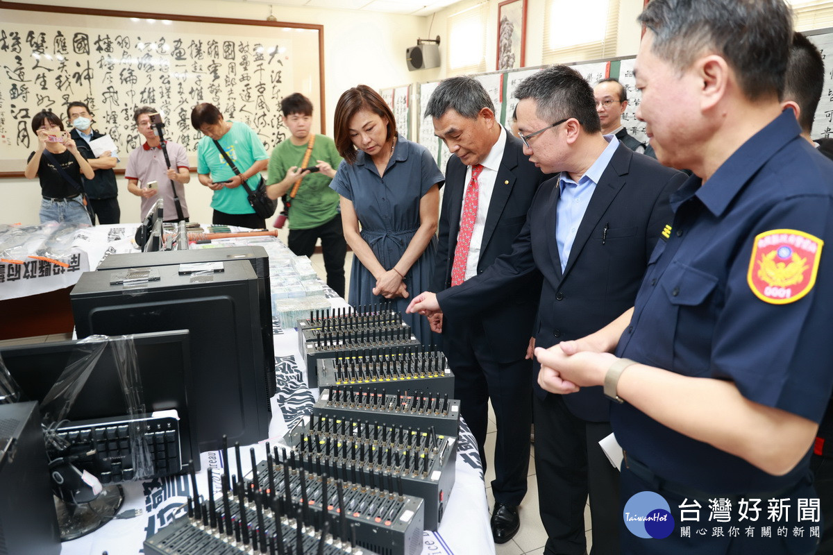 警察局展示近期查緝詐騙集團，查扣證物等。（縣府提供）