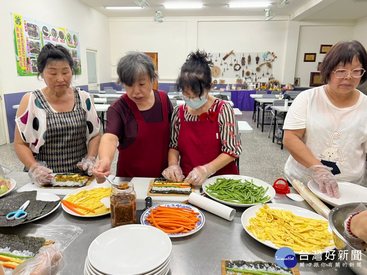 壽司完成後，志工們細心裝盒，親送至水里地區的弱勢與孤寡家庭，讓美味與心意一同抵達。。（水里農會提供）