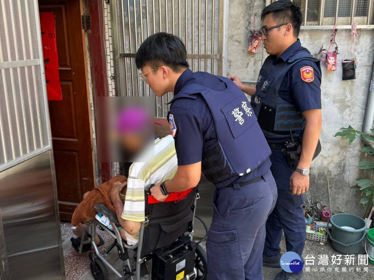 7旬老翁電動輪椅拋錨路中，平鎮員警援助平安返家。