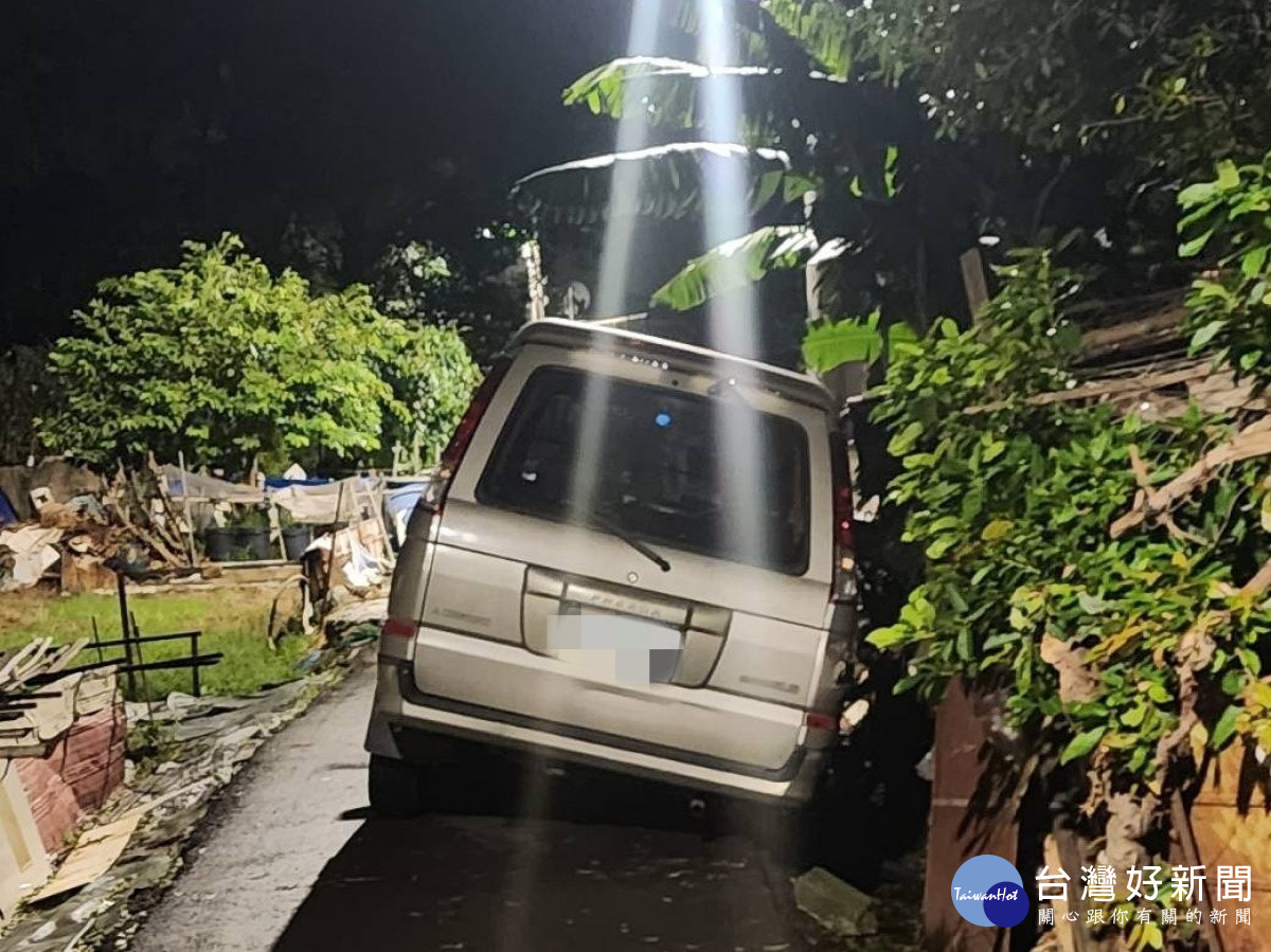 移工駕車掉落排水溝卡頓，壢警團隊深夜分工助脫困。