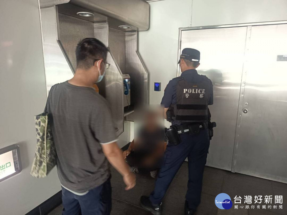 色男捷運手扶梯偷拍短裙辣妹，桃捷警當場查獲送辦。