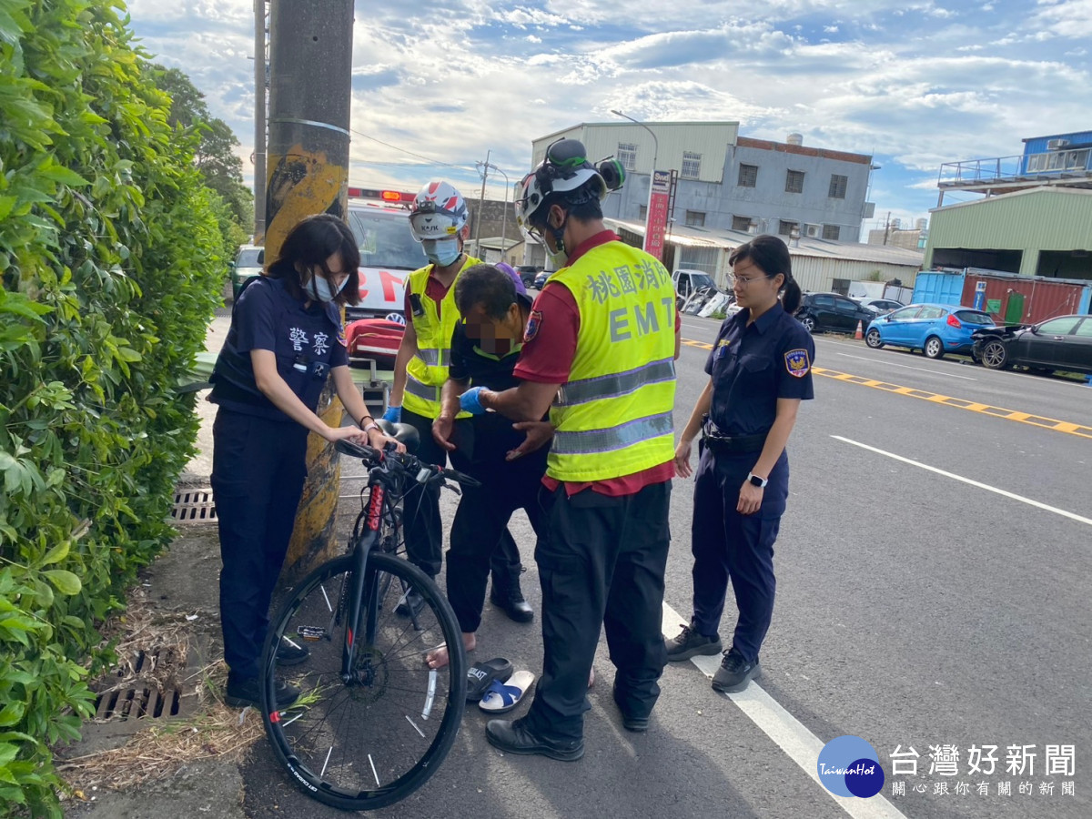 楊梅警方積極為民服務，協助尋回遺失物及幫助路倒民眾。