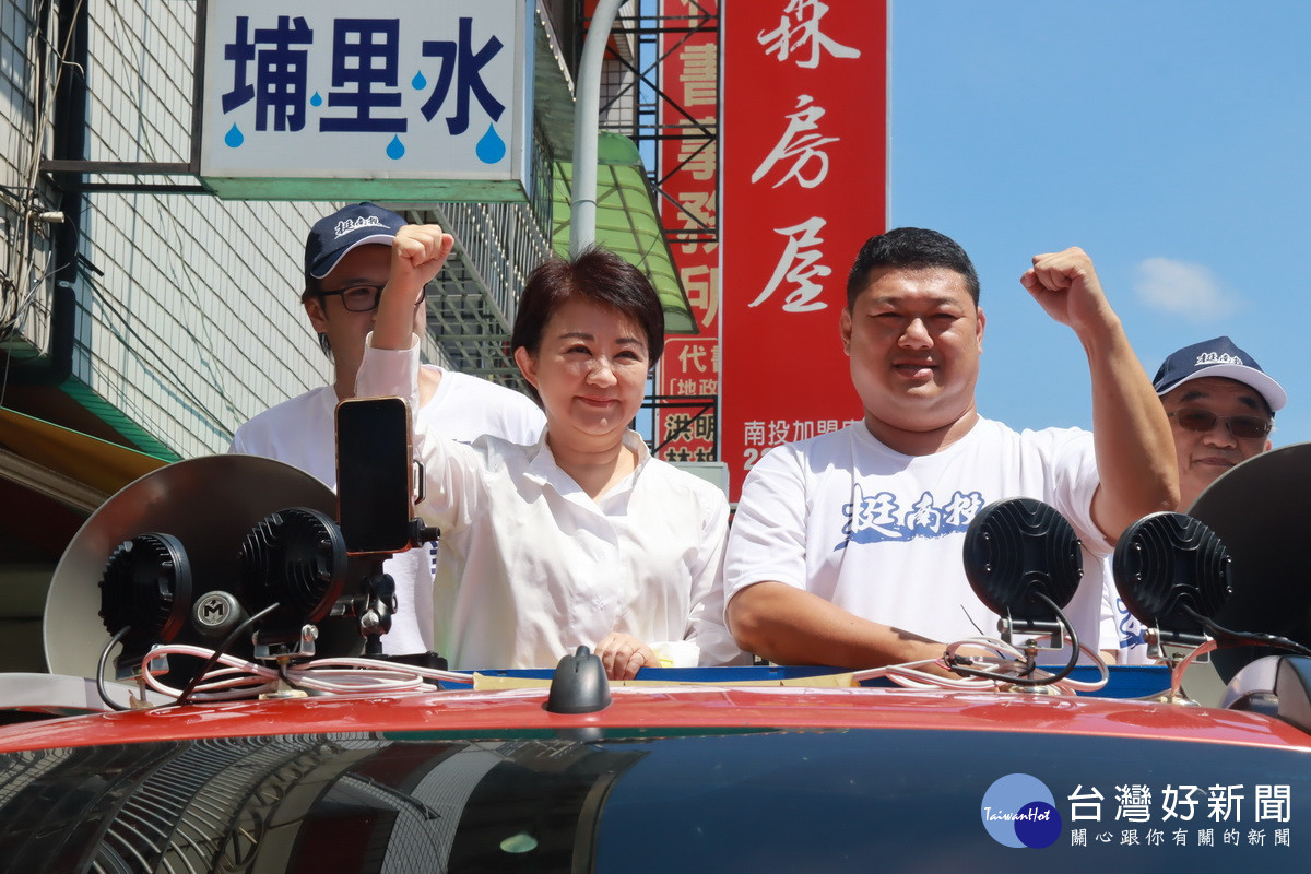 盧市長等陪同游顥掃街。（記者扶小萍攝）