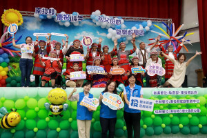 南投縣辦祖父母節，各樂齡中心都出動表演。（記者扶小萍攝）