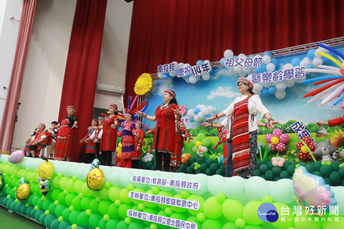 各樂齡學習中心都上台演出祖孫創意秀。（記者扶小萍攝）