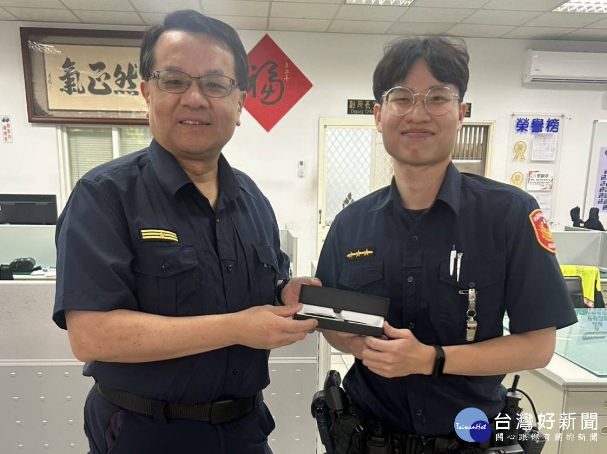 分局長徐坤隆與平鎮警友辦事處主任葉雲宙，代表全體同仁與警友，致贈象徵榮譽與專業的紀念鋼筆。