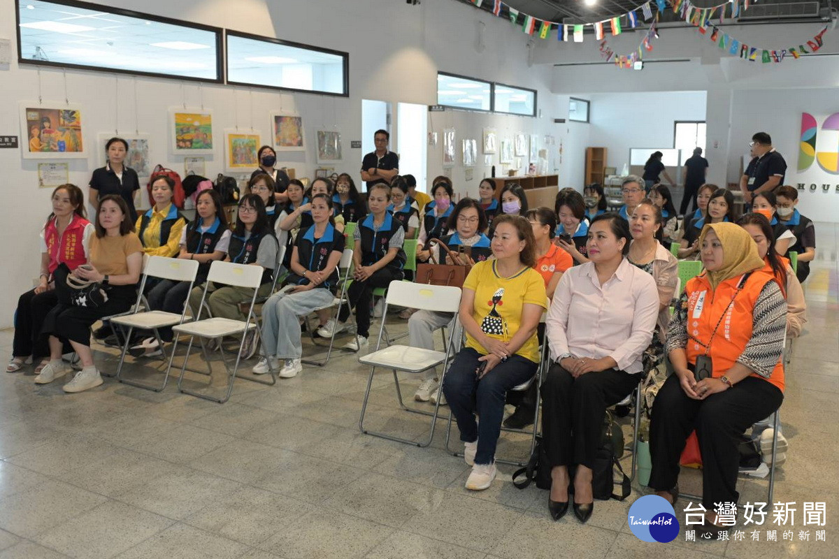 桃園市政府婦幼發展局舉行新住民輔導員授證議式。<br />
