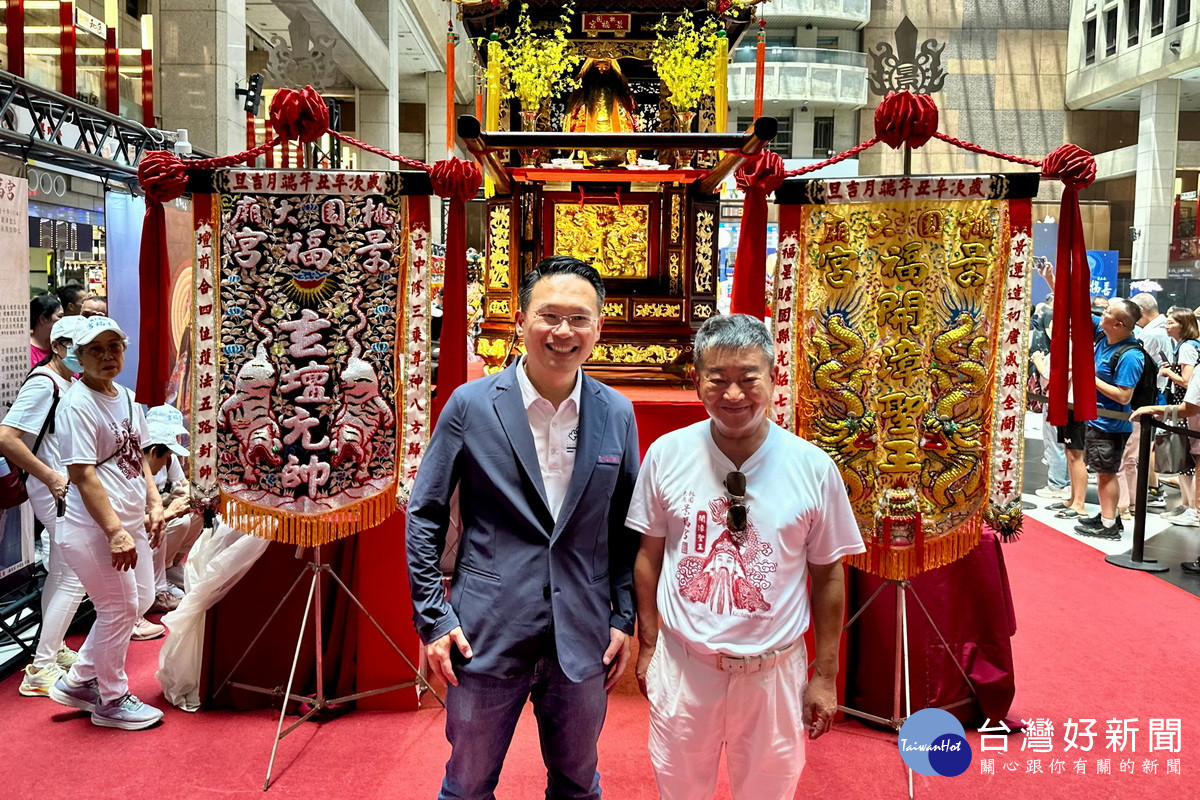 桃園市副市長蘇俊賓與桃園景福宮主委簡征潭合影。<br />
