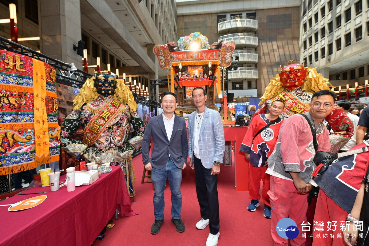 桃園市副市長蘇俊賓與北港朝天宮董事長蔡咏鍀合影。