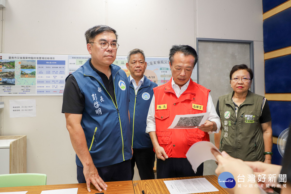 環境部今16日在嘉義縣環境保護局成立「環境部災後復原南部辦公室」，環境部長彭啓明與嘉義縣長翁章梁主持揭牌儀式／林詩涵翻攝
