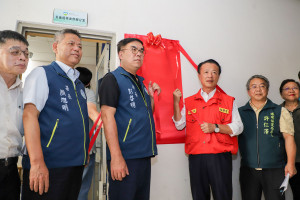 環境部今16日在嘉義縣環境保護局成立「環境部災後復原南部辦公室」，環境部長彭啓明與嘉義縣長翁章梁主持揭牌儀式／林詩涵翻攝