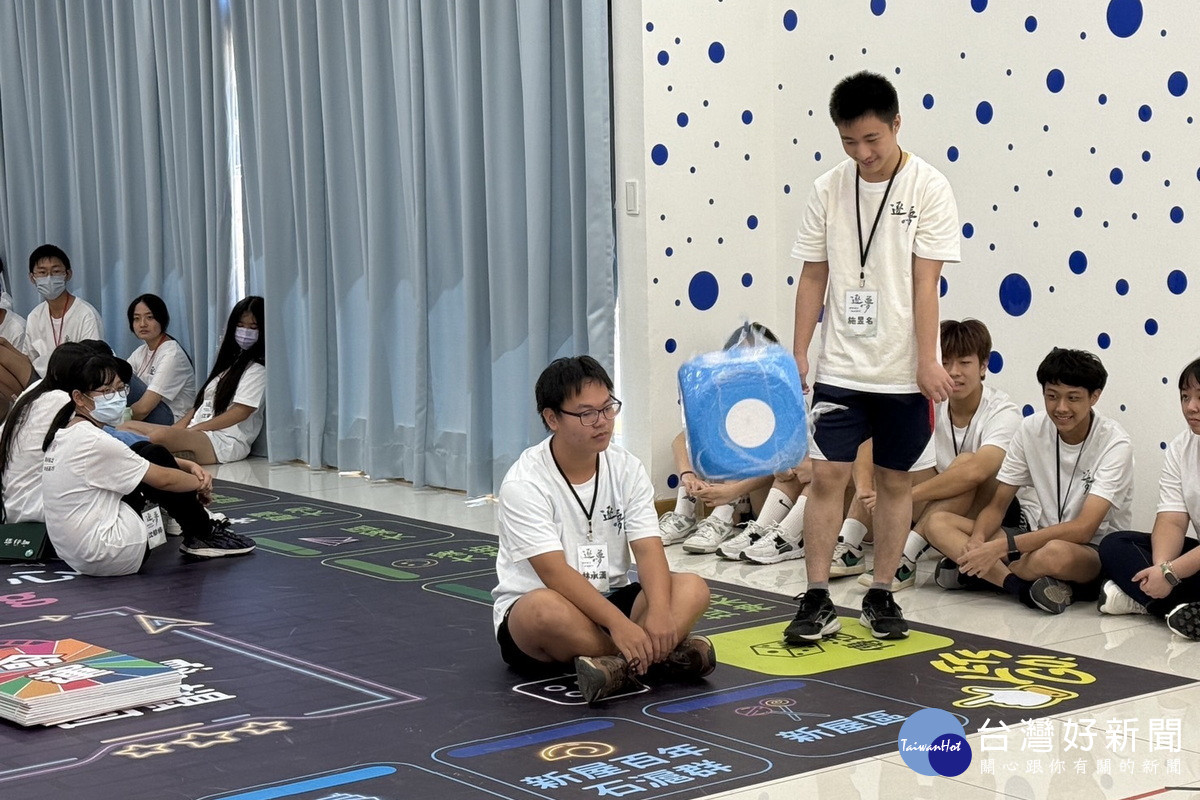成年禮營隊學員透過永續大富翁遊戲了解SDGs並闖關爭奪永續幣。<br />
