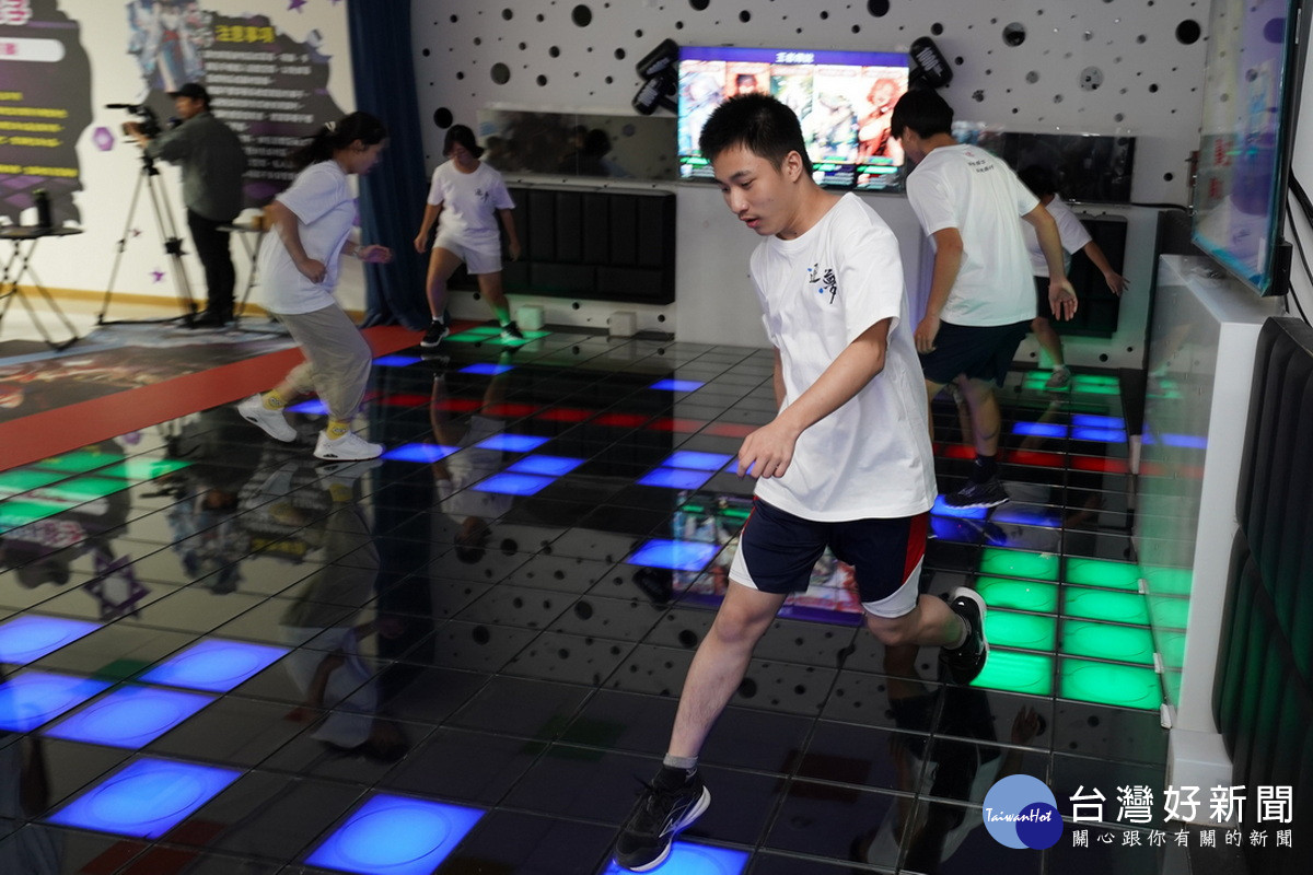 「跨步而立 向光而行」成年禮營隊學員體驗touch跳格子。<br />
