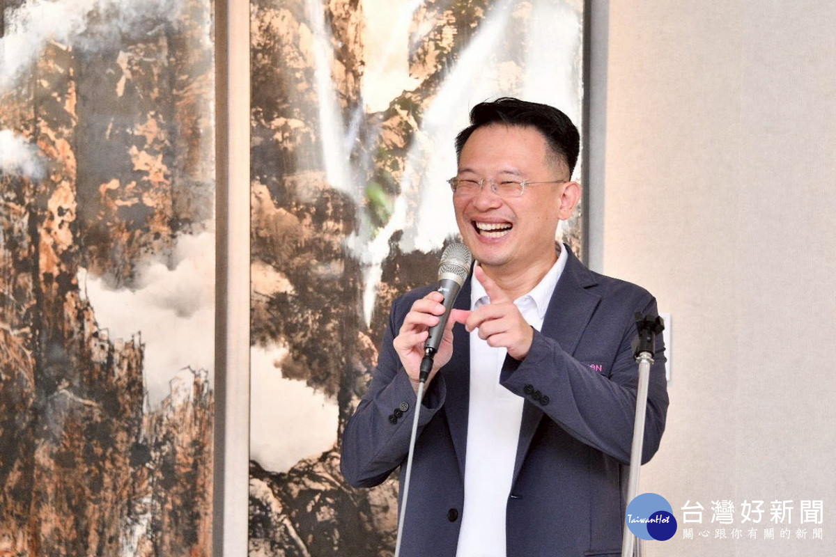 桃園市副市長蘇俊賓於「洄游III—2025振聲校友藝術聯展」開幕式中致詞。