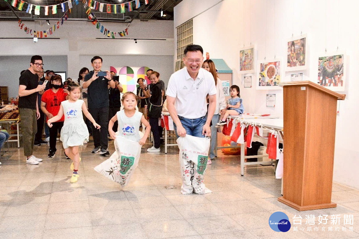 桃園市副市長蘇俊賓出席「印尼國慶日慶祝活動」和大、小朋友們同場競賽。