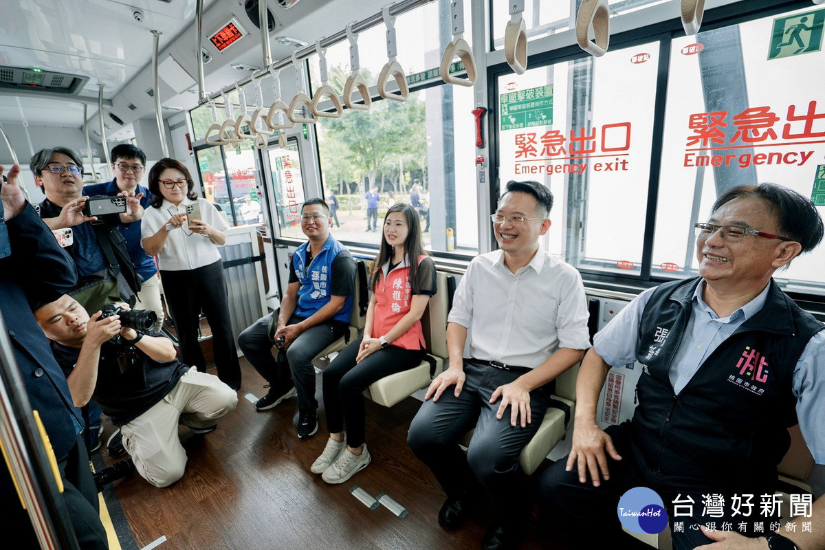 桃園市副市長蘇俊賓出席「桃園市推動運具低碳化聯盟」記者會。