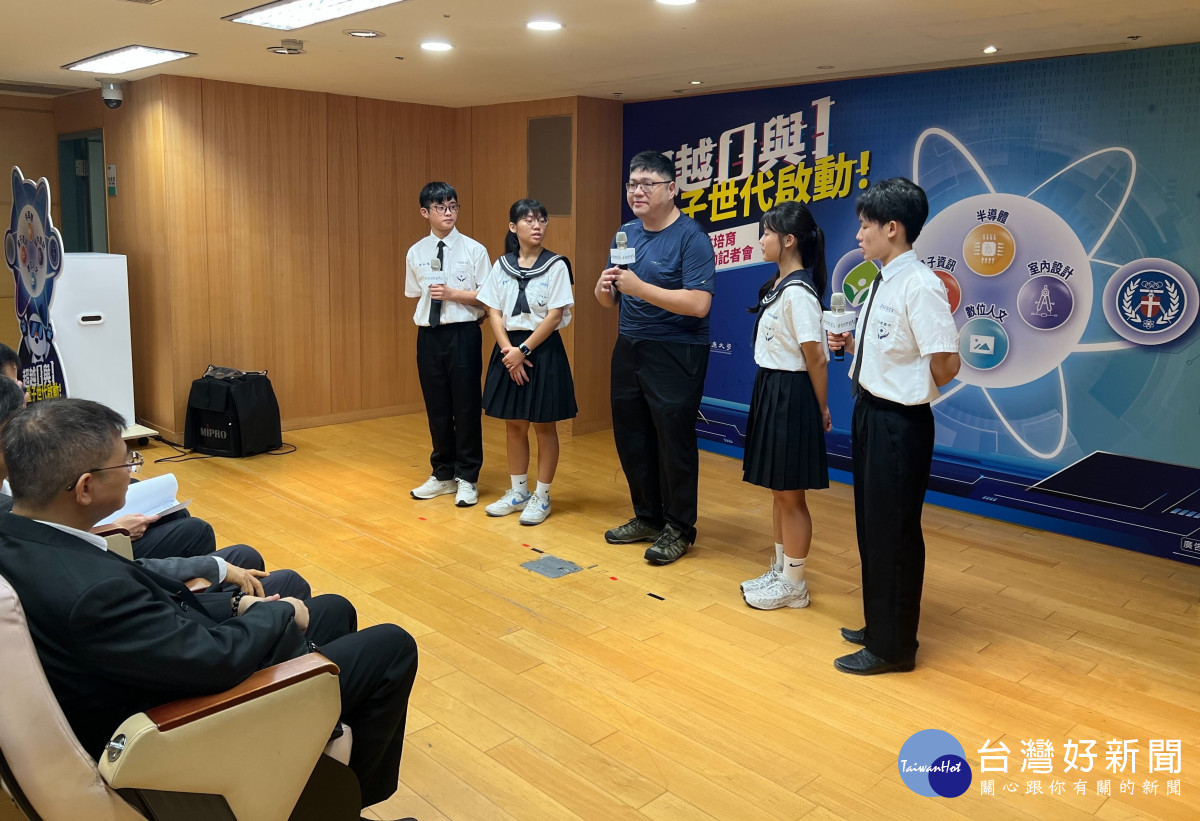 中原大學智慧運算與大數據學士班助理教授黃琮暐(圖中)介紹中原豐富的「量子計算入門」課程。