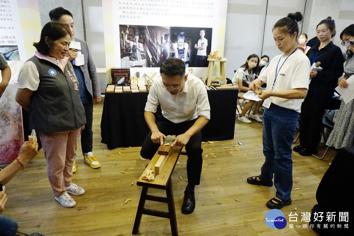 桃園市副市長蘇俊賓在木匠師黃裕凰指導中刨木片。<br />
