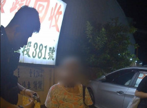 老婦深夜徘徊街頭，蘆竹警溫馨助返家。