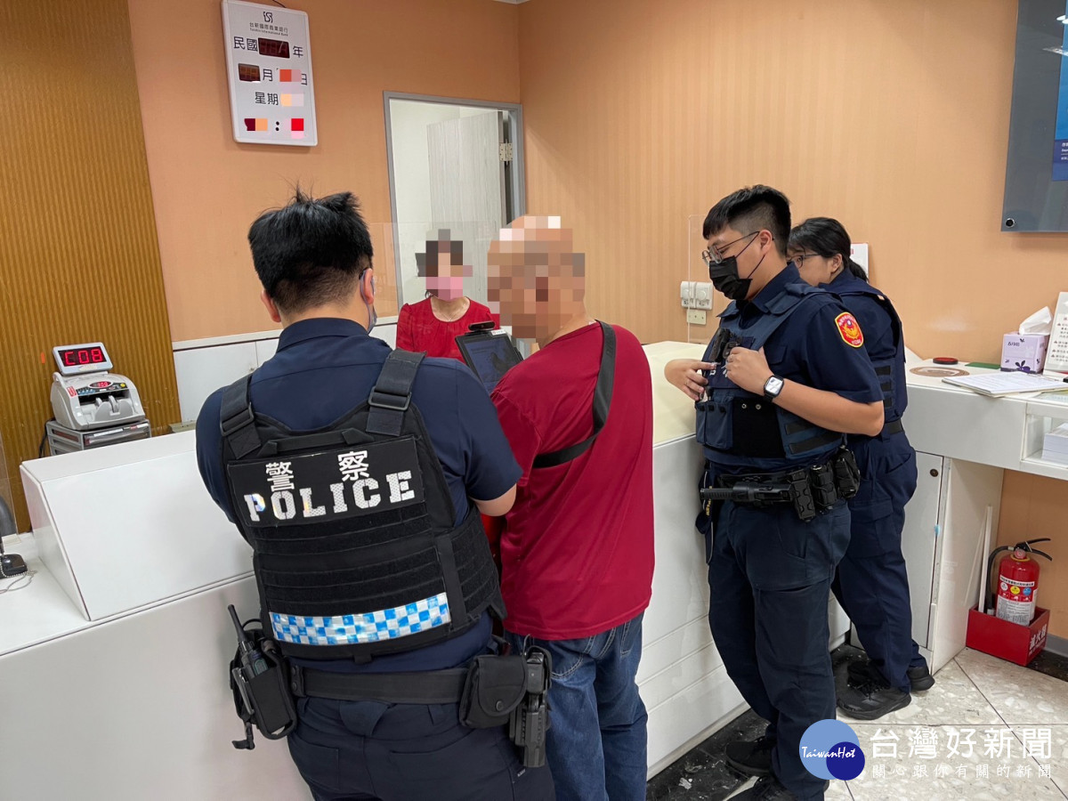 龍潭派出所警員陳錫堯、沈庭禾、許晉維獲報，隨即趕赴台新銀行，到場關心瞭解案情。