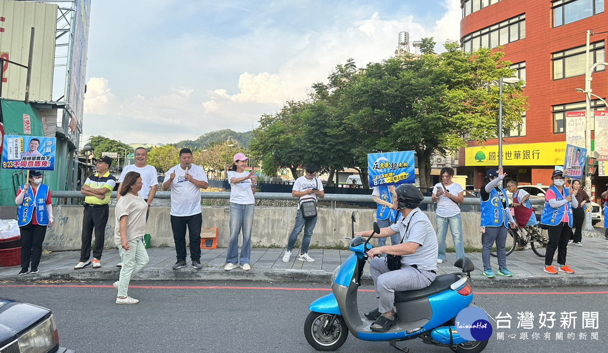 游顥等在黃昏市場口向民眾請託守護好立委守護民生。（記者扶小萍攝）