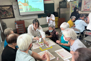 弘光科大語聽系師生發揮專業所學，針對高齡者量身打造「聽力保健桌遊」。（弘光科大提供）