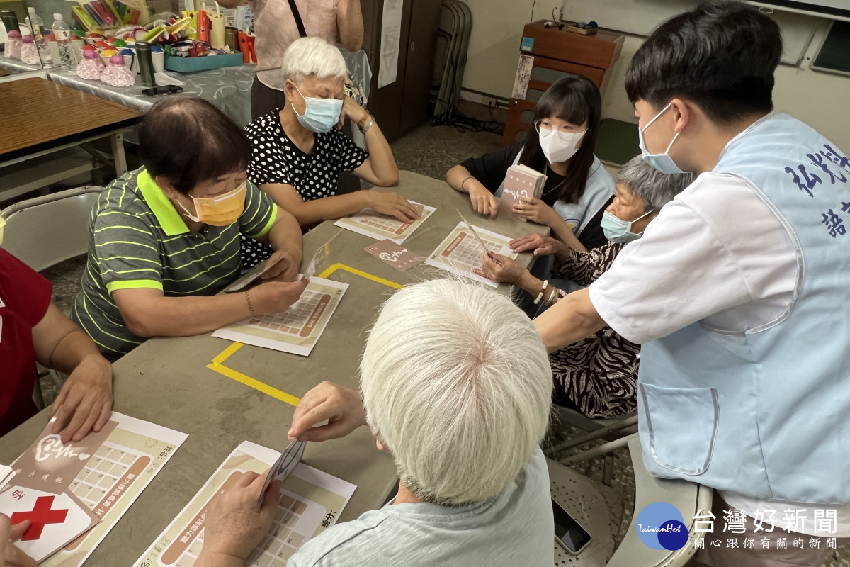 語聽系學生將桌遊帶進社區，透過遊戲化體驗推廣聽覺健康知識。（弘光科大提供）