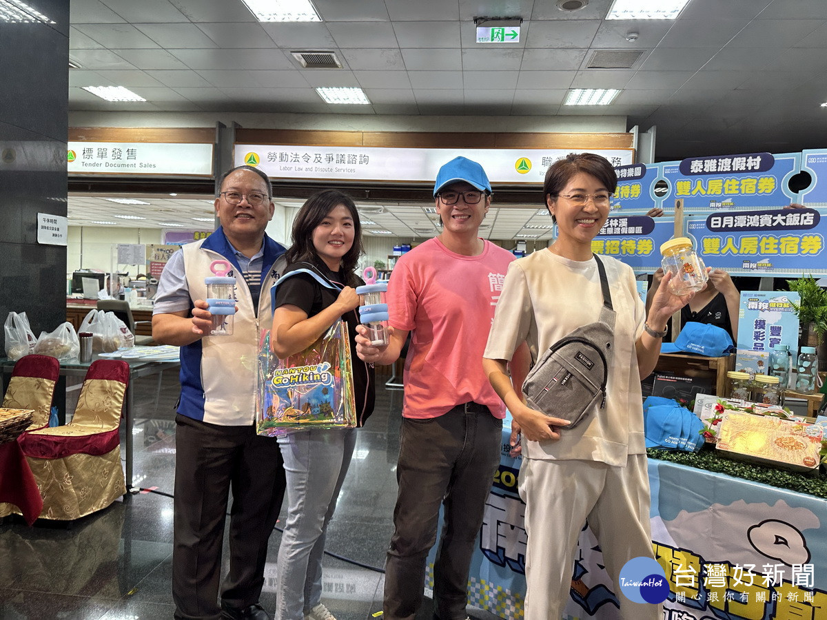 許縣長與二位議員觀光處長展示健行節紀念品。（記者扶小萍攝）<br />
