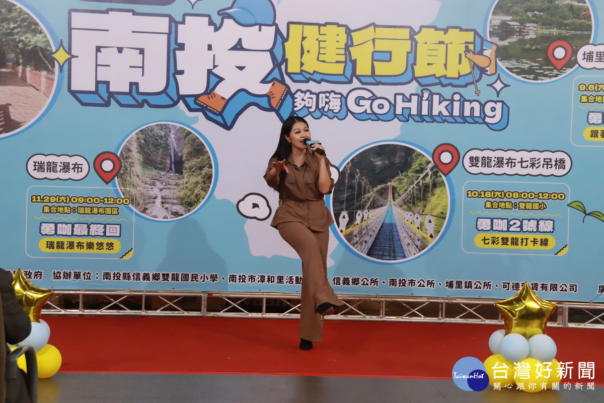 金曲獎最佳原住民語歌手獎姑慕．巴紹演唱動聽的組曲。（記者扶小萍攝）
