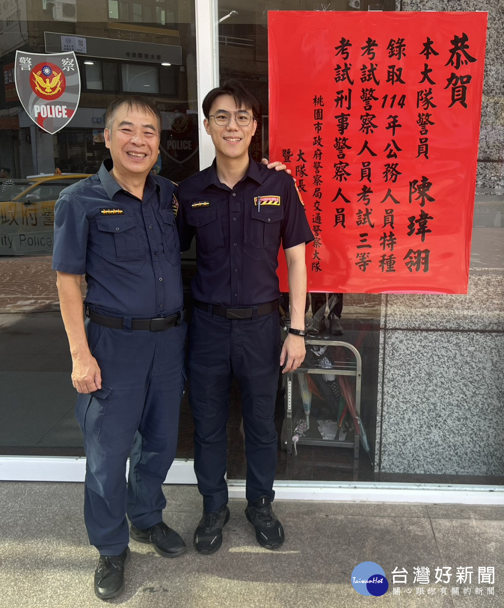 父子合影。
