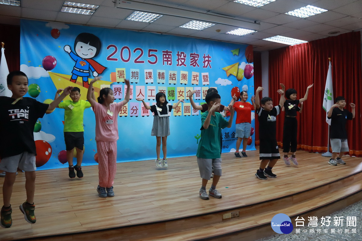 學員上台表演結業典禮更充實。（記者扶小萍攝）