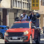 韓國瑜偕游顥在竹山車掃籲大家做游顥的後盾。（游顥團隊提供）