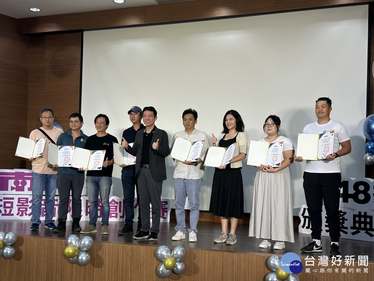 蔡處長贈感謝狀予參與代表。（記者扶小萍攝）